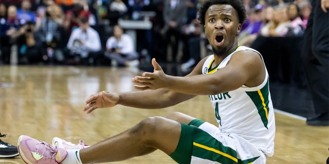 El guardia de Baylor LJ Cryer (4) reacciona después de perder la posesión del balón durante el juego del Torneo Big12 entre los Baylor Bears y los Iowa State Cyclones el jueves 9 de marzo de 2023 en T-Mobile Center en Kansas City, Mo.