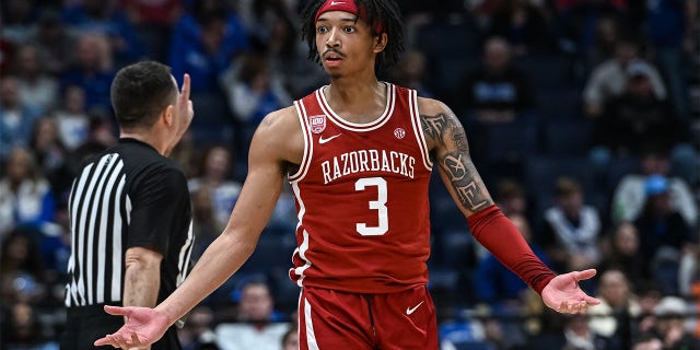 El guardia de los Arkansas Razorbacks, Nick Smith Jr., #3, reacciona a una llamada durante un juego del Torneo de Baloncesto Masculino de la SEC entre los Texas A&M Aggies y los Arkansas Razorbacks el 10 de marzo de 2023 en Bridgestone Arena en Nashville, Tennessee.