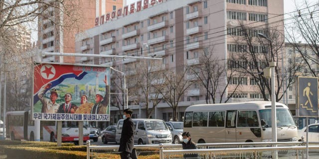 Pješaci se penju stepenicama u Pjongjangu.