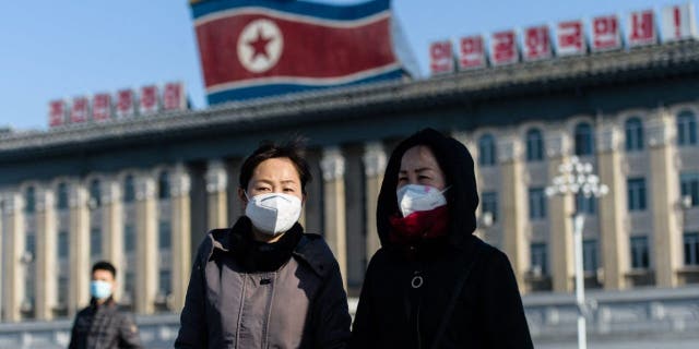 Pješaci hodaju trgom Kim Il Sung u Pjongjangu