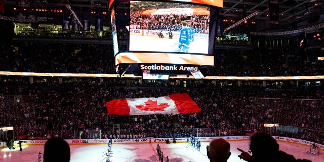 Una vista general durante el himno nacional antes de un partido entre Maple Leafs y Buffalo Sabres en el Scotiabank Arena el 13 de marzo de 2023 en Toronto, Canadá.