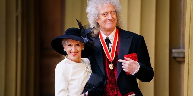 Brian Mayga liitus tema naine Anita Dobson pärast seda, kui kuningas Charles III tegi temast Knight Bachelor teenete eest muusika ja heategevuse alal.