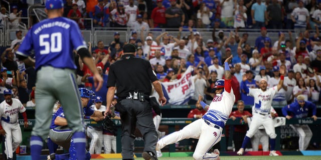 Martin Maldonado de Porto Rico marque contre l'équipe d'Israël au LoanDepot Park le lundi 13 mars 2023 à Miami, en Floride.