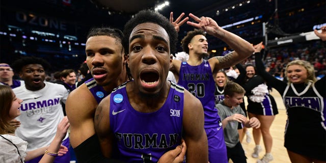 JP Pegues #1 de los Furman Paladins celebra la victoria sobre los Virginia Cavaliers en la primera ronda del Torneo de Baloncesto Masculino de la NCAA 2023 que se llevó a cabo en el Amway Center el 16 de marzo de 2023 en Orlando, Florida.