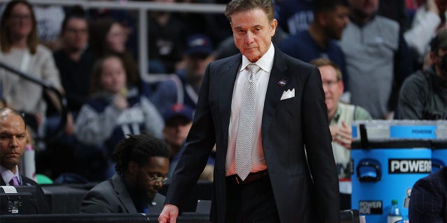 El entrenador en jefe Rick Pitino de los Iona Gaels durante la primera mitad contra los Connecticut Huskies en la primera ronda del torneo NCAA 2023 en MVP Arena el 17 de marzo de 2023 en Albany, NY 