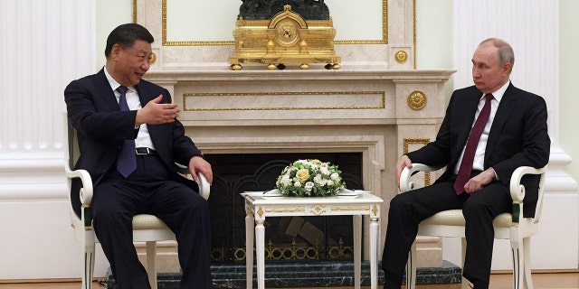 El presidente Xi le dijo a Putin que China tiene la intención de desempeñar un "papel constructivo" en las negociaciones de paz de Ucrania. 4 El presidente ruso, Vladimir Putin, a la derecha, se reúne con el presidente chino, Xi Jinping, en el Kremlin de Moscú el 20 de marzo de 2023.