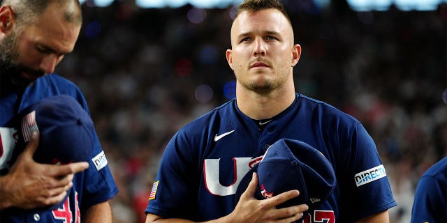 Mike Trout del equipo de EE. UU. durante la interpretación de los himnos nacionales antes del Campeonato Mundial de Béisbol 2023 contra el equipo de Japón en LoanDepot Park el martes 21 de marzo de 2023 en Miami, Florida. 