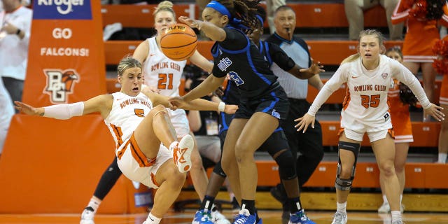 La escolta de los Bowling Green Falcons, Elissa Brett, n.° 5, intenta hacer una llamada de carga contra la escolta de los Memphis Tigers, Jamirah Shutes, n.° 23, en el tercer juego de baloncesto universitario femenino del Torneo Nacional Invitacional Femenino entre los Memphis Tigers y Bowling Green Flasks el 23 de marzo de 2023. en el Stroh Center en Bowling Green, Ohio.