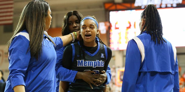 La guardia de los Tigres de Memphis, Jamirah Shutes (23), es escoltada fuera del campo después de un altercado con la guardia de los Falcons de Bowling Green, Elissa Brett (no en la foto), el 23 de marzo de 2023 en el Stroh Center en Bowling Green, Ohio.