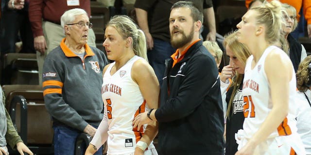 La escolta de los Bowling Green Falcons, Elissa Brett (5), a la izquierda, recibe ayuda para salir del campo después de un altercado con la escolta de los Memphis Tigers, Jamirah Shutes (no aparece en la foto) durante el apretón de manos posterior al juego después de una tercera gira por el WNIT el 23 de marzo de 2023 en el Stroh Center. en Bowling Green, Ohio.