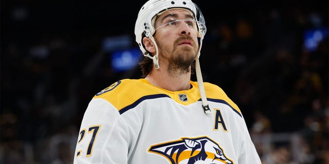 Ryan McDonagh de los Nashville Predators se calienta antes del juego de los Bruins en el TD Garden el 28 de marzo de 2023 en Boston.