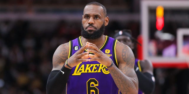 El alero de Los Angeles Lakers, LeBron James (6), reacciona durante un partido de la NBA entre Los Angeles Lakers y los Chicago Bulls el 29 de marzo de 2023 en el United Center de Chicago, Illinois. 