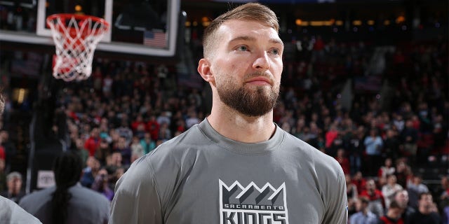 Domantas Sabonis de los Sacramento Kings interpreta el himno nacional el 29 de marzo de 2023 en Moda Center Arena en Portland, Oregón.