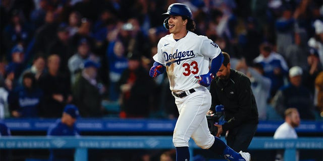 El número 33 de los Dodgers de Los Ángeles, James Outman, conecta un jonrón de dos carreras en la sexta entrada durante el juego entre los Diamondbacks de Arizona y los Dodgers de Los Ángeles en el Dodger Stadium el jueves, 30 de marzo de 2023 en Los Ángeles.