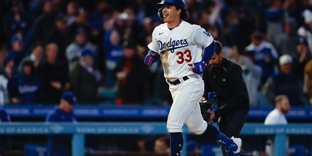 El número 33 de los Dodgers de Los Ángeles, James Outman, conecta un jonrón de dos carreras en la sexta entrada durante el juego entre los Diamondbacks de Arizona y los Dodgers de Los Ángeles en el Dodger Stadium el jueves, 30 de marzo de 2023 en Los Ángeles.