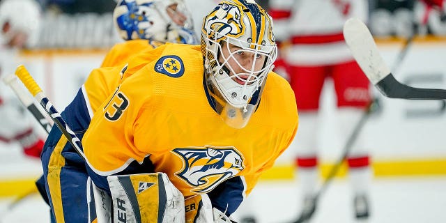 Kasimir Kaskisuo #73 de los Nashville Predators se calienta antes de un partido contra los Carolina Hurricanes en Bridgestone Arena el 10 de mayo de 2021 en Nashville, Tennessee.