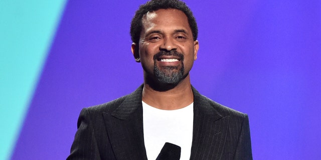 Mike Epps on stage during the 2021 People's Choice Awards held at Barker Hangar on December 7, 2021, in Santa Monica, California. 