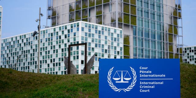 Afuera de la Corte Penal Internacional el 29 de marzo de 2022, en Den Haag, Países Bajos. 
