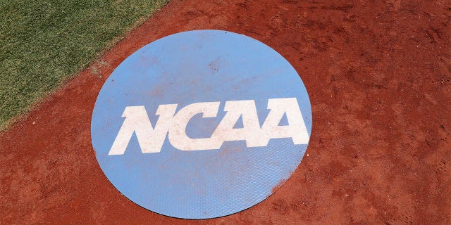 La signalisation de la NCAA est visible sur le terrain avant le match entre les Oklahoma Sooners et les Ole Miss Rebels lors du championnat de baseball masculin de la Division I qui s'est tenu au Charles Schwab Field Omaha le 26 juin 2022 à Omaha, Nebraska.