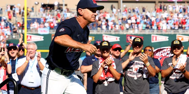 El entrenador en jefe de Ole Miss Rebels, Mike Bianco, sube al escenario después de derrotar a los Sooners de Oklahoma en el Campeonato de béisbol masculino de la División I celebrado en Charles Schwab Field Omaha el 25 de junio de 2022 en Omaha, Nebraska.