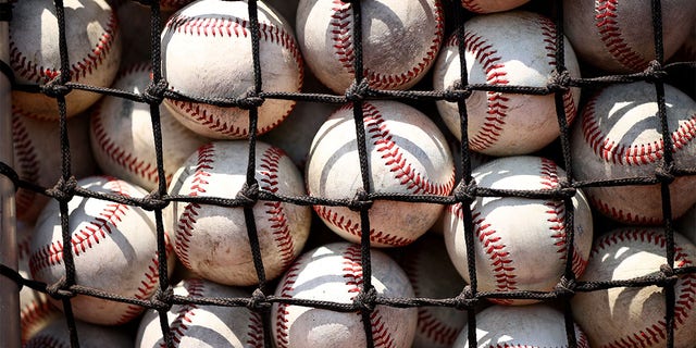 Tengo una foto de pelotas de béisbol de la serie mundial universitaria.