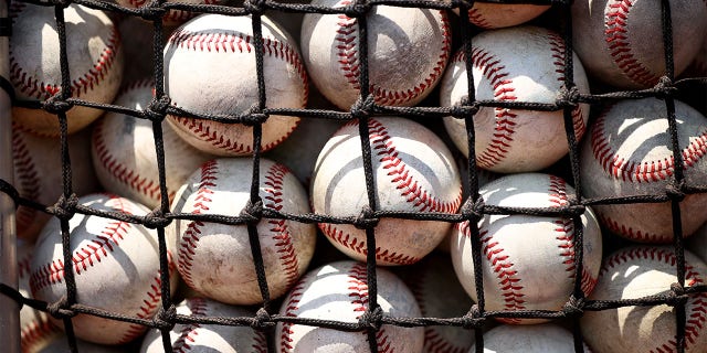 Tengo una foto de pelotas de béisbol de la serie mundial universitaria.