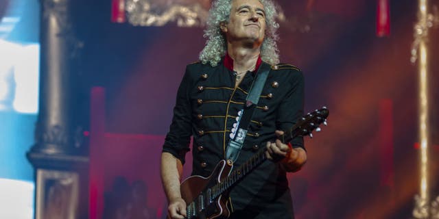 Sellel ajal esineb Queeni kitarrist Bryan May "Rhapsody Tour."