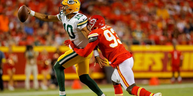 Azur Kamara (93) de los Kansas City Chiefs despide a Jordan Love (10) de los Green Bay Packers durante el tercer cuarto de un partido de pretemporada en el Arrowhead Stadium el 25 de agosto de 2022 en Kansas City, Missouri. 