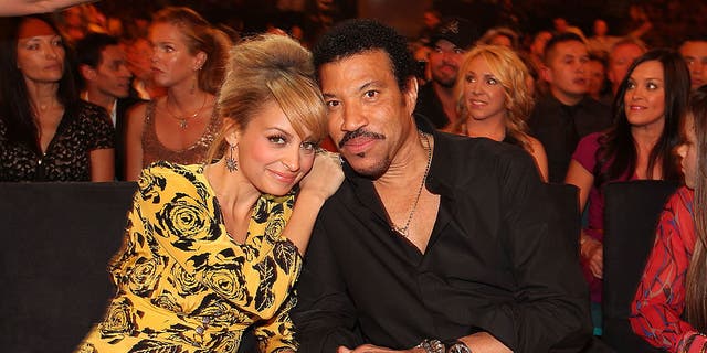 nicole richie and father lionel richie hug at awards show