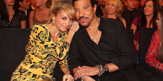 nicole richie and father lionel richie hug at awards show