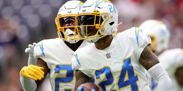 Nasir Adderley #24 de Los Angeles Chargers celebra después de realizar una intercepción en el primer cuarto contra los Houston Texans en el NRG Stadium el 2 de octubre de 2022 en Houston, Texas.