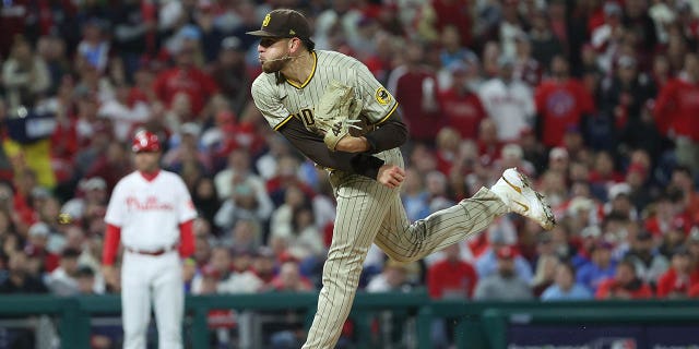 Joe Musgrove de los Padres de San Diego lanza la primera entrada contra los Filis de Filadelfia en el Juego 3 de la Serie de Campeonato de la Liga Nacional en el Citizens Bank Park el 21 de octubre de 2022 en Filadelfia. 