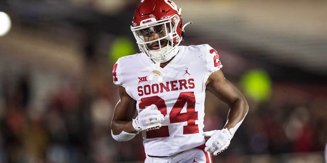 El back defensivo de los Oklahoma Sooners, Gentry Williams, #24, cruza el campo en la segunda mitad contra los Texas Tech Red Raiders en el Jones AT&T Stadium el 26 de noviembre de 2022 en Lubbock, Texas.