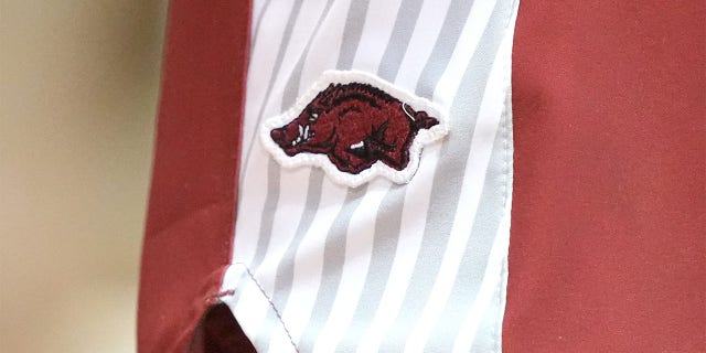 Logo Arkansas Razorbacks sur le short lors du match pour la troisième place du basket-ball universitaire Maui Jim Invitational contre les Aztèques de l'État de San Diego à Lahaina Civic Arena le 23 novembre 2022 à Lahaina, Hawaï.
