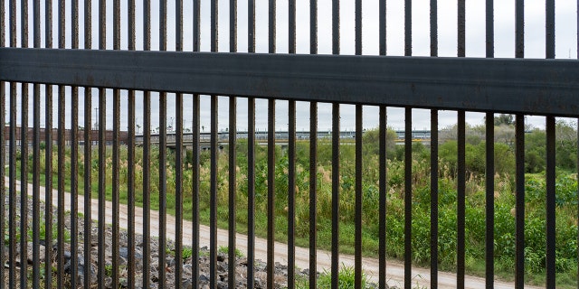 Cuatro estadounidenses que viajaron a Matamoros, México están desaparecidos en posible secuestro: FBI 4 El puente International Gateway entre Brownsville, Texas y Matamoros, México, visto a través del muro fronterizo. Visto desde el lado de Texas de la pared.
