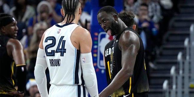 Draymond Green, #23 de los Golden State Warriors, aborda a Dillon Brooks, #24 de los Memphis Grizzlies, durante el último cuarto en el Chase Center el 25 de diciembre de 2022 en San Francisco, California. 