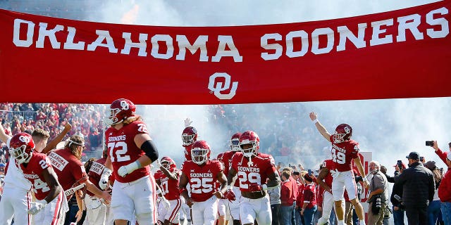 Los Oklahoma Sooners ingresan al campo para un juego contra los Baylor Bears en el Gaylord Family Oklahoma Memorial Stadium el 5 de noviembre de 2022 en Norman, Oklahoma.  Baylor ganó 38-35.