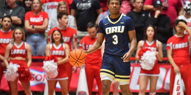 Max Abmas #3 de Oral Roberts Golden Eagles regatea contra New Mexico Lobos durante la primera mitad de su juego en The Pit el 9 de enero de 2023 en Albuquerque, Nuevo México.