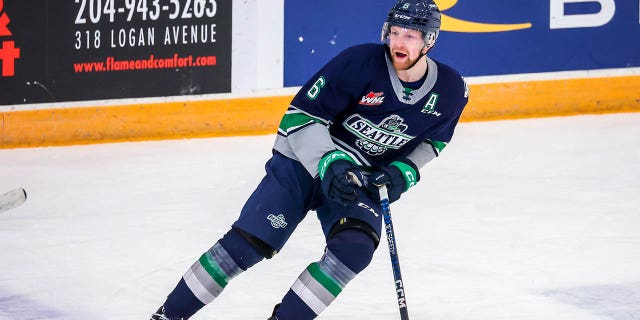 Luke Prokop #6 de los Seattle Thunderbirds patina durante la acción del segundo período contra Winnipeg ICE en Wayne Fleming Arena el 11 de enero de 2023 en Winnipeg, Manitoba, Canadá. 