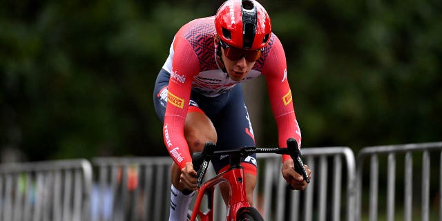 Antonio Tiberi de Italia y Team Trek - Segafredo sprint durante el 23° Santos Tour Down Under 2023.