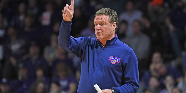 El entrenador en jefe de los Kansas Jayhawks, Bill Self, instruye a sus jugadores en el campo en tiempo extra contra los Kansas State Wildcats en Bramlage Coliseum el 17 de enero de 2023 en Manhattan, Kansas.