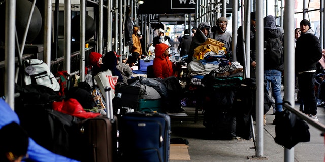 Des migrants campent devant l'hôtel Watson à New York après avoir été expulsés le 1er février 2023.