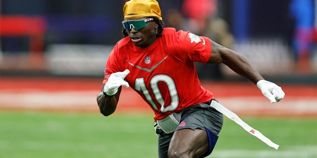 El receptor abierto de la AFC de los Miami Dolphins, Tyreek Hill, corre durante un juego de Pro Bowl de la NFL en el Allegiant Stadium el 5 de febrero de 2023 en Las Vegas. 