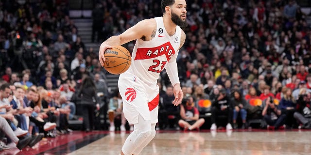 El número 23 de los Toronto Raptors, Fred VanVleet, dribla contra el Orlando Magic durante la segunda mitad de su partido de baloncesto en el Scotiabank Arena el 14 de febrero de 2023 en Toronto.