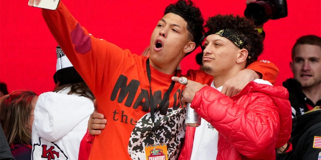 Jackson Mahomes y Patrick Mahomes #15 de los Kansas City Chiefs celebran en el escenario durante el desfile de la victoria del Super Bowl LVII de los Kansas City Chiefs el 15 de febrero de 2023 en Kansas City, Missouri. 