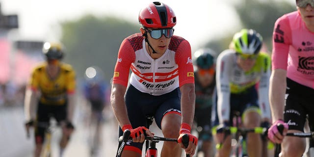 Antonio Tiberi de Italia y Team Trek - Segafredo después de cruzar la línea de meta durante el 5th UAE Tour 2023.