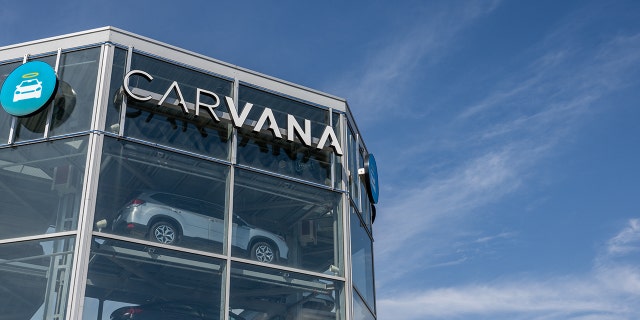 Los vehículos se ven en una exhibición en un concesionario Carvana el 20 de febrero de 2023 en Austin, Texas. 