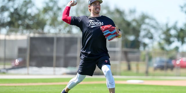 Minnesota Twins No. 18 Kenta Maeda lanza durante una práctica del equipo el 18 de febrero de 2023 en el Hammond Stadium en Fort Myers, Florida. 