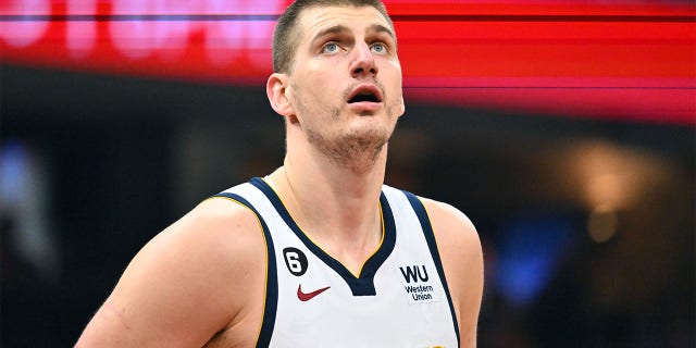 Nikola Jokic #15 de los Denver Nuggets espera un rebote durante el segundo cuarto contra los Cleveland Cavaliers en Rocket Mortgage Fieldhouse el 23 de febrero de 2023 en Cleveland, Ohio.