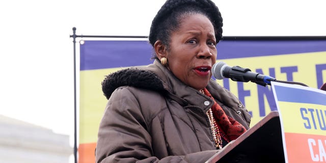 La representante Sheila Jackson Lee habla mientras los prestatarios de préstamos estudiantiles y los defensores se reúnen para la manifestación popular para cancelar la deuda estudiantil durante las audiencias de la Corte Suprema sobre el alivio de la deuda estudiantil el 28 de febrero de 2023, en Washington, DC.